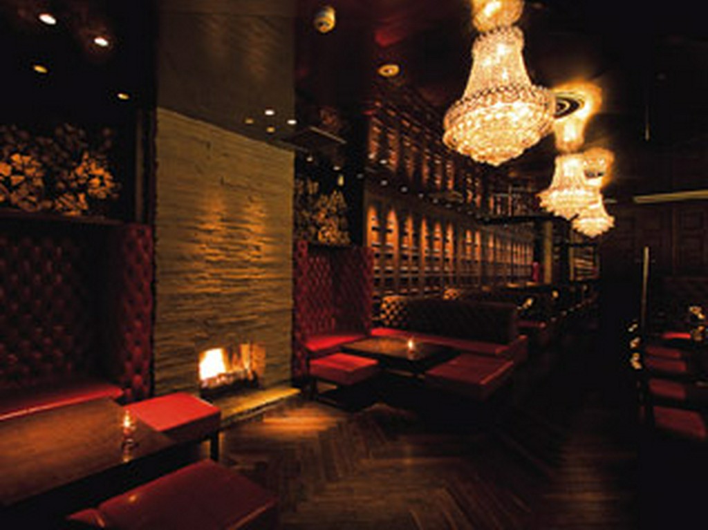 一年中焚かれている暖炉の火がよりムードを高めてくれる