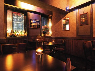 キャンドルの光が揺らめく店内は大人の雰囲気。デートにも最適
