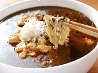 黒ゴマ使用の坦々麺と麻婆豆腐のコラボ 麻婆豆腐坦々麺（900円）