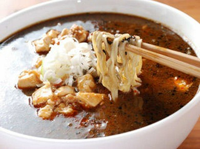 黒ゴマ使用の坦々麺と麻婆豆腐のコラボ 麻婆豆腐坦々麺（900円）