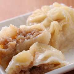口の中でじわ～と肉汁があふれてくる小籠包（3個550円）