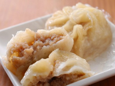 口の中でじわ～と肉汁があふれてくる小籠包（3個550円）