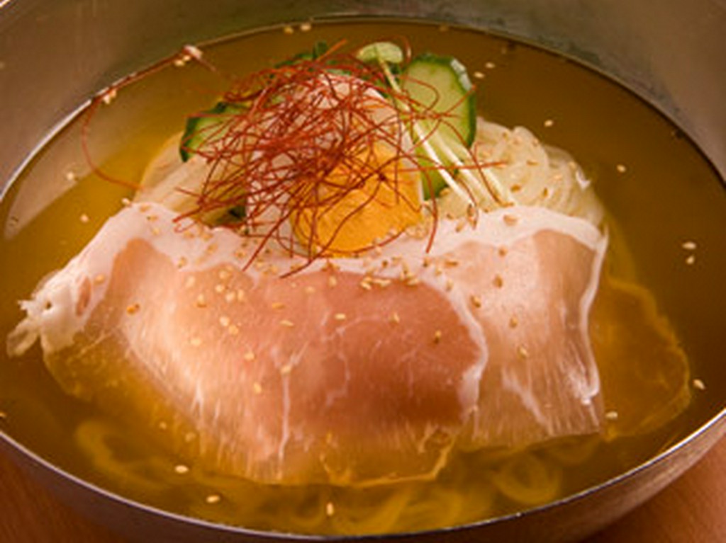 伝統の韓国冷麺。シジャン特製で味わい深く食べてみる価値あり