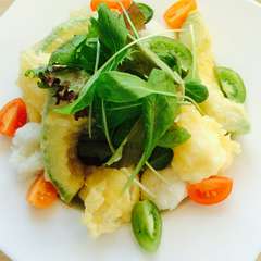 カマンベールチーズとアボカドのぶっかけうどん