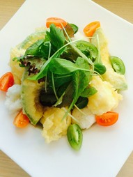 カマンベールチーズとアボカドのぶっかけうどん