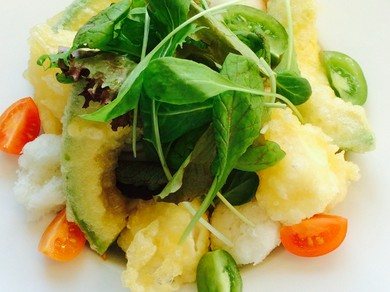 カマンベールチーズとアボカドのぶっかけうどん