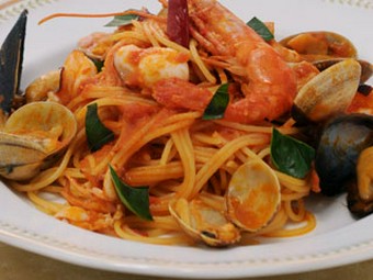 エビなど、魚介をふんだんに使った海の幸のスパゲティ（1250円）