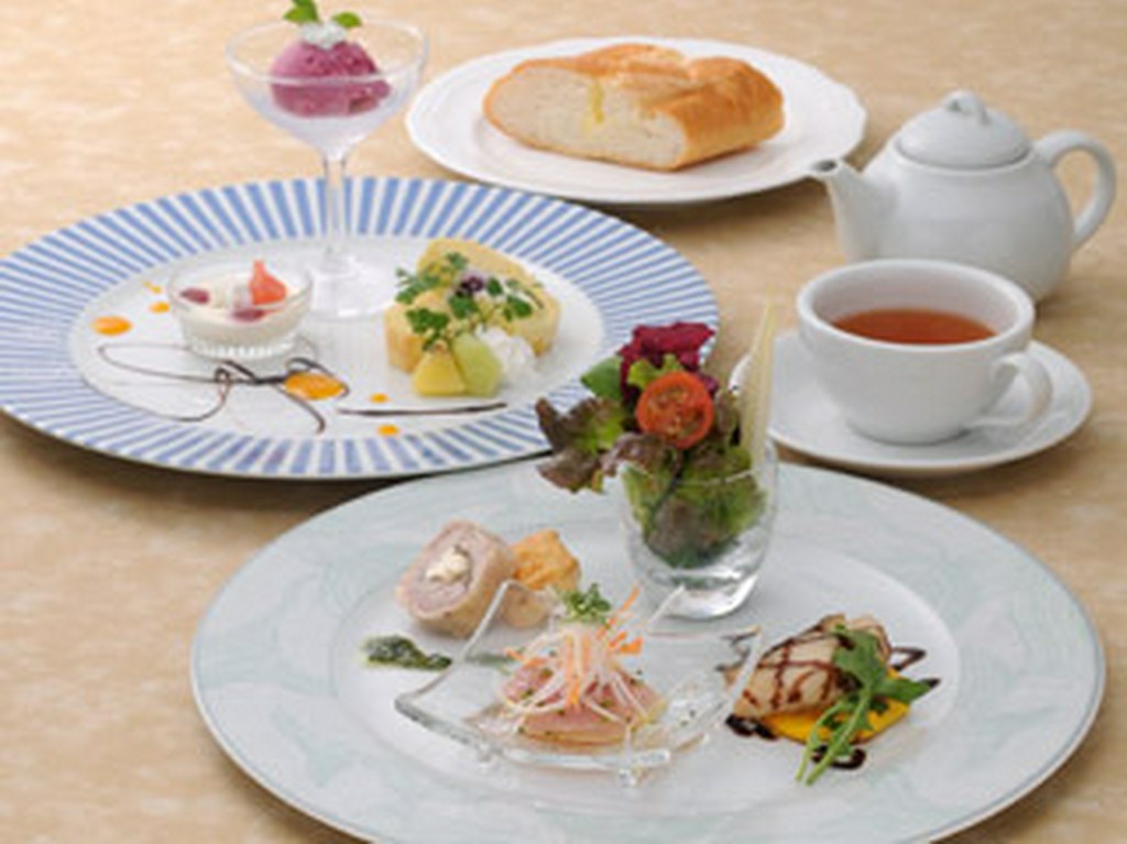 セットには前菜やドリンク、ドルチェなどが付く