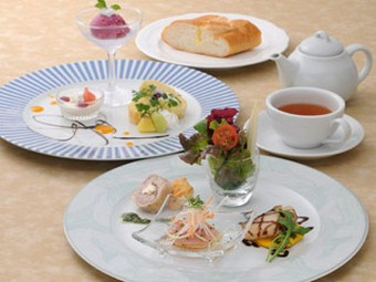 セットには前菜やドリンク、ドルチェなどが付く