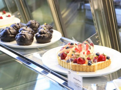 季節のフルーツタルト650円やモカシュー450円など