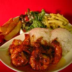 ガーリックの風味がきいたプリプリの海老など『プレート』950円