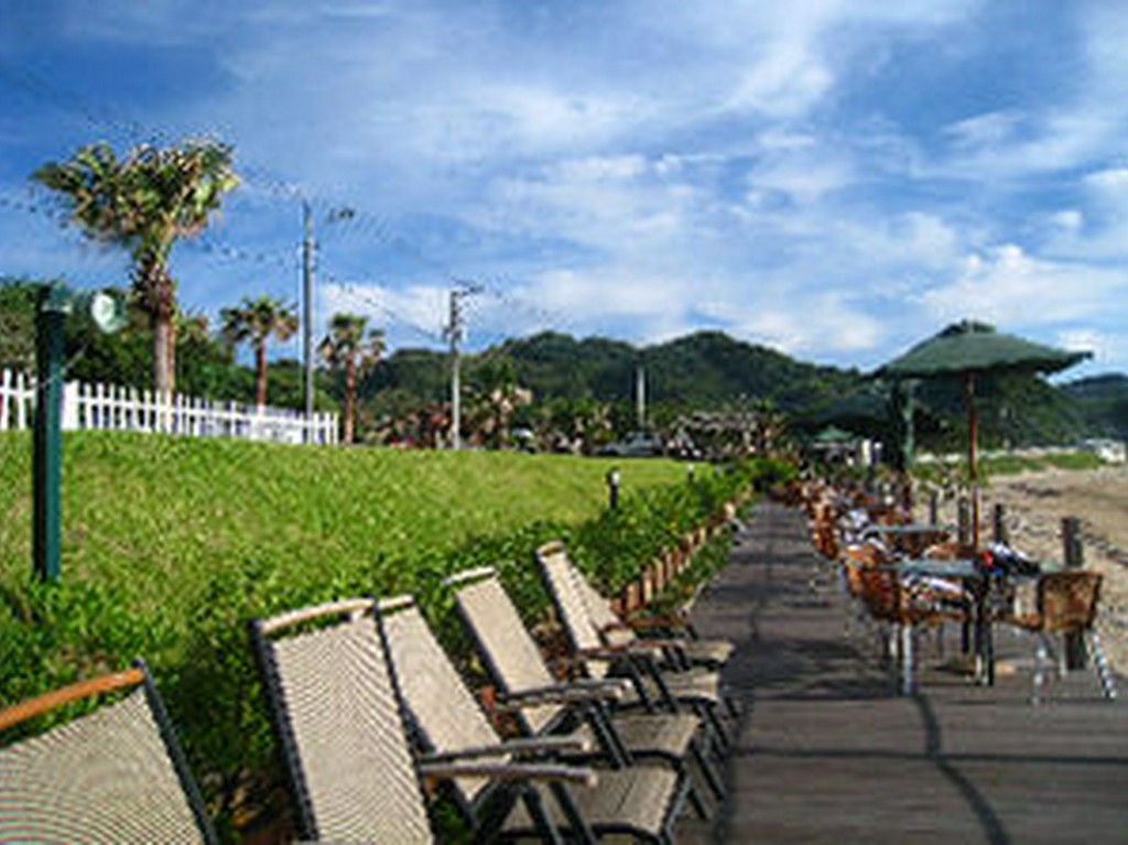 海を一望しながら食事ができるテラス席