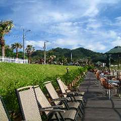 海を一望しながら食事ができるテラス席