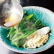 立ち上る紹興酒醤油の香りが食欲を刺激。油そば1200円