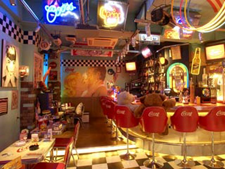 真っ赤なイスがポップ感をUP