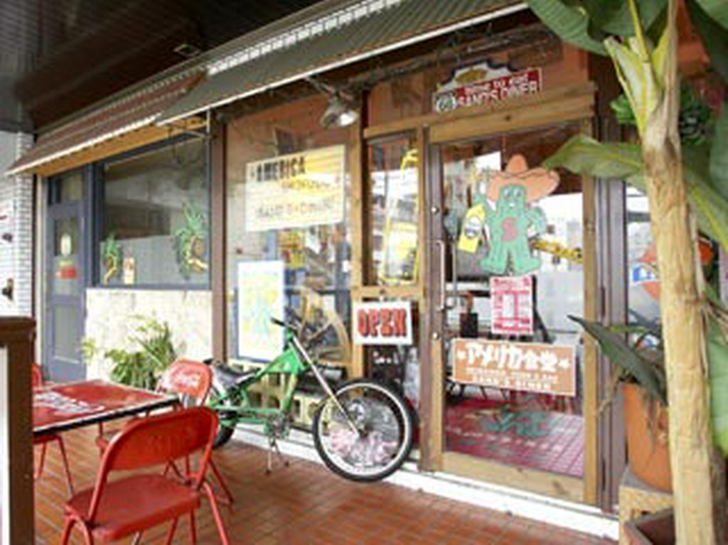 国際通りからアメリカへの入口はこちら