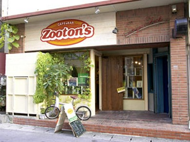 国際通りの裏手にある隠れ家的な店