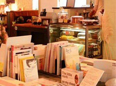 本の品揃えが魅力的なCAFE UNIZON