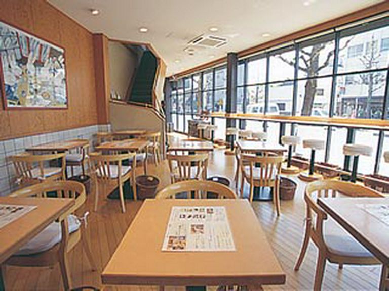 北野天満宮から西へ歩いて2〜3分。明るい雰囲気の店内