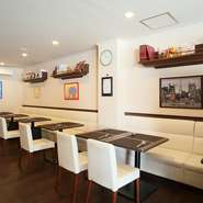 道路から少し奥まった場所に佇む隠れ家的なお店【Livre d'images】。オシャレな心地よい空間の中、フレンチの料理人からパティシエになったオーナーならではの、豊かな技術が詰まった美味しいスイーツを楽しめます。