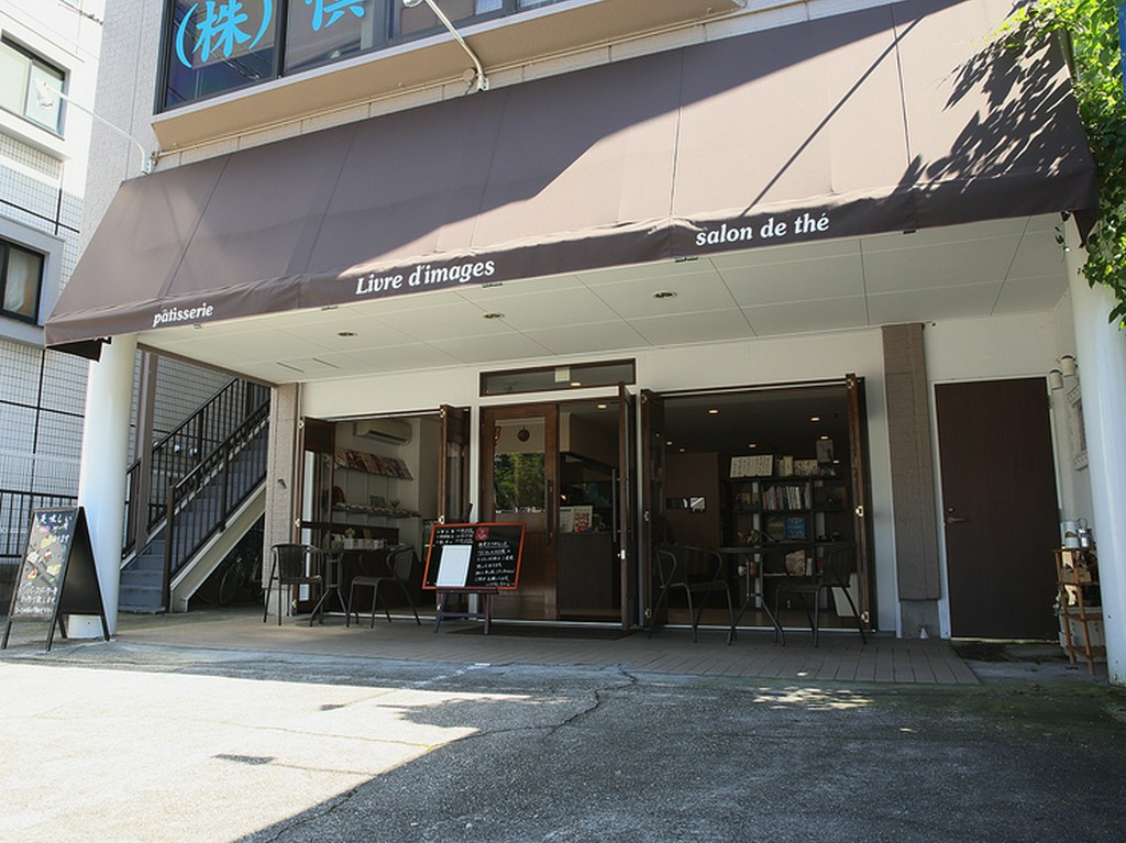 心地よい風を感じながら、スイーツや紅茶を楽しむ至福のひととき