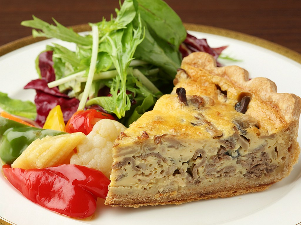 季節の食材でつくる具だくさんな『キッシュ　サラダ添え』