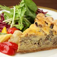 季節の食材でつくる具だくさんな『キッシュ　サラダ添え』