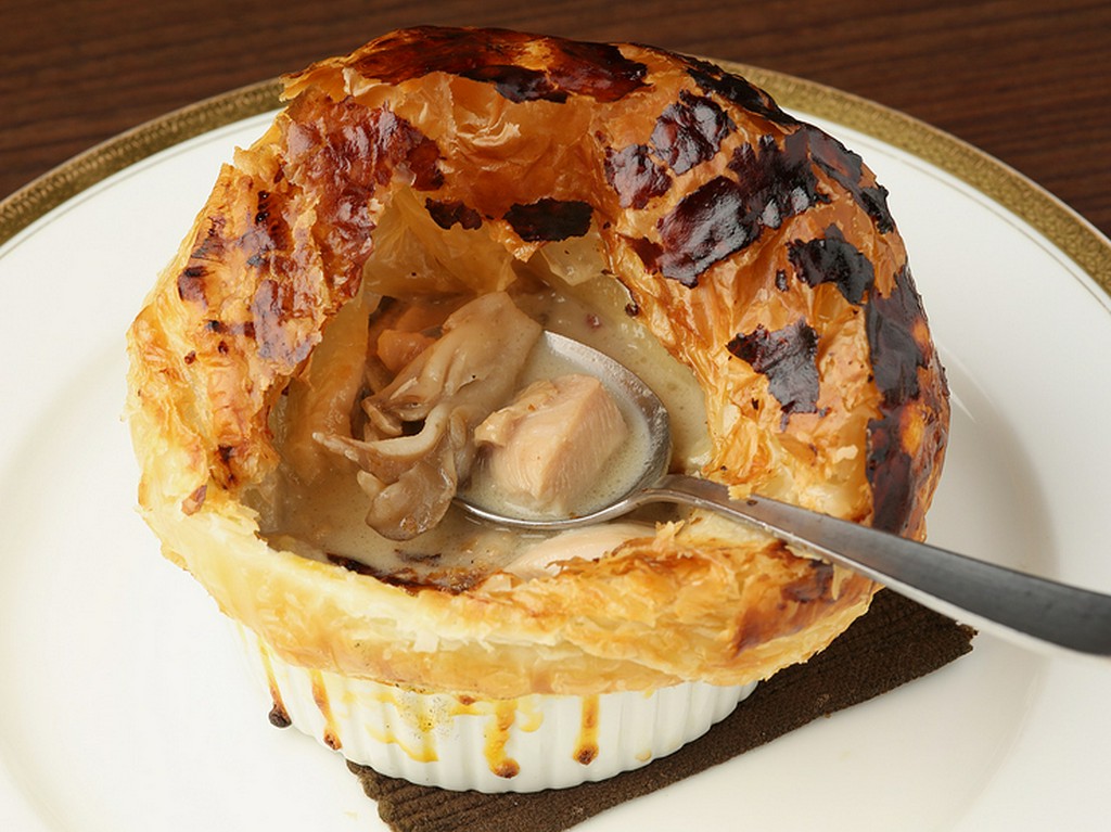 パティシエの技術を活かしたメインディッシュ『鶏肉のクリーム煮のパイ包み』