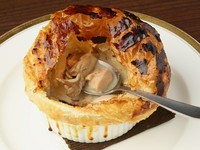 パティシエの技術を活かしたメインディッシュ『鶏肉のクリーム煮のパイ包み』