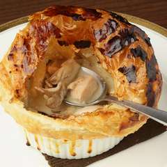 パティシエの技術を活かしたメインディッシュ『鶏肉のクリーム煮のパイ包み』