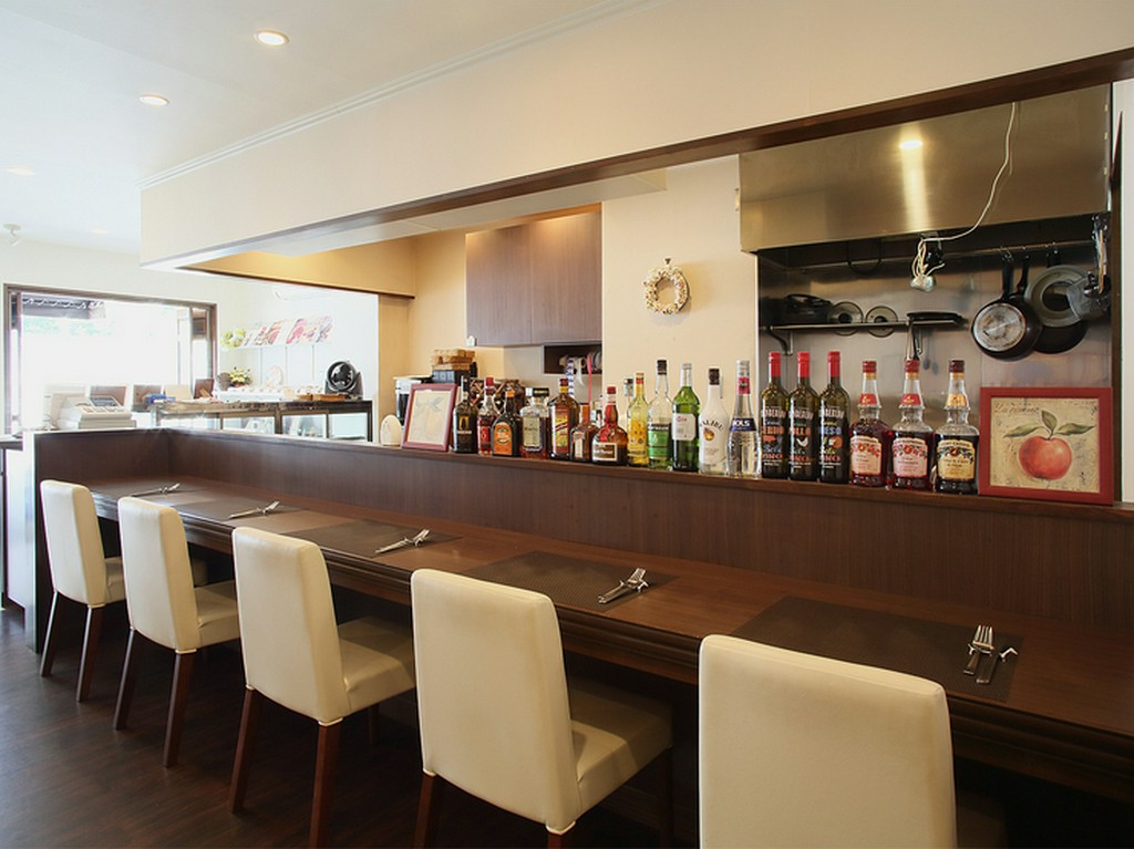 白とダークウッドのシックな店内は全19席