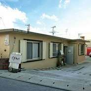 屋根の文字と入口の看板が目印