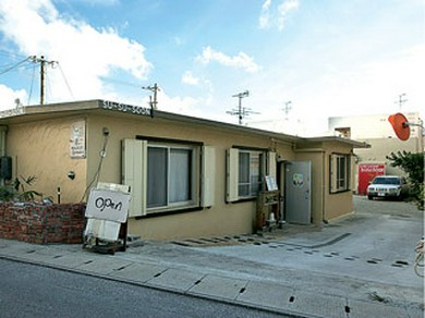 屋根の文字と入口の看板が目印