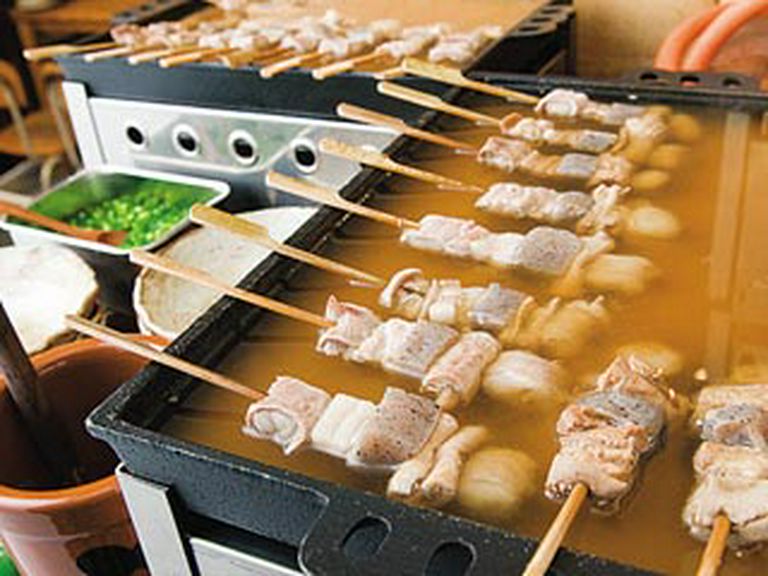 看板メニュー『つけ串ホルモン』もセルフサービスで取りに行く