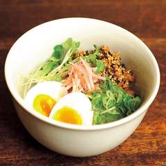 上の肉味噌は立派なアテ、丼からアテ遣いへの切り換えも容易に…