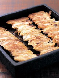 餃子は8個450円。一度食べたらクセになる味。