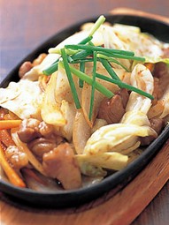 塩ダレか味噌ダレかを選べる「ホルモン焼」（780円）。