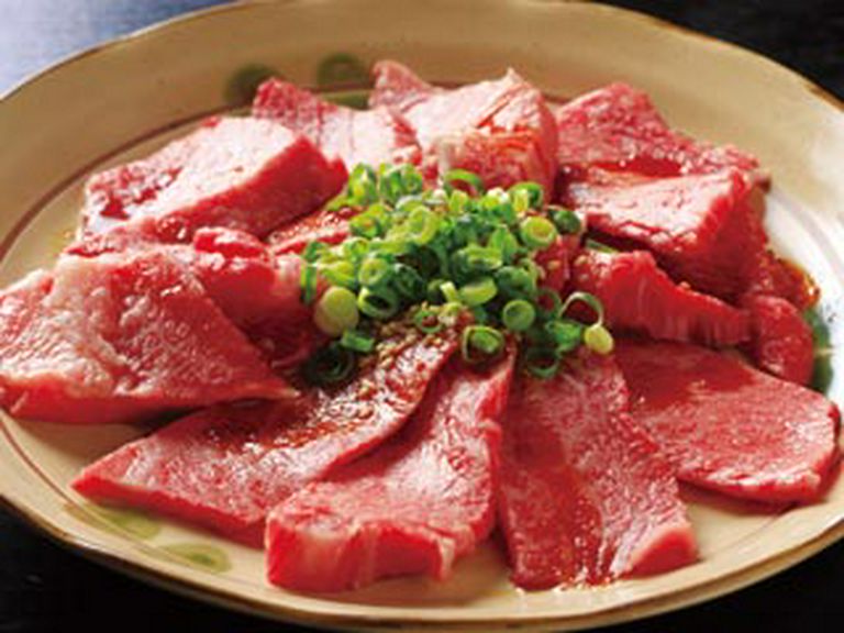 鮮やかな赤色が肉質の良さを思わせる上カルビ（写真は2人前）。