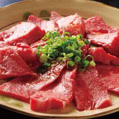 鮮やかな赤色が肉質の良さを思わせる上カルビ（写真は2人前）。