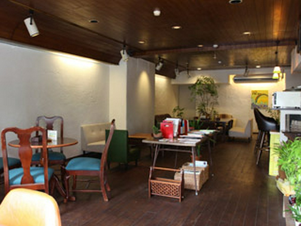 店内は円卓やカウンター、ダイニングテーブルがあります