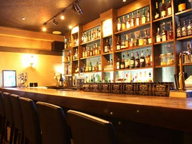 バックボードには様々なお酒が並びます