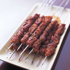 炭火を運び目の前で焼いてくれる羊串、１本150円