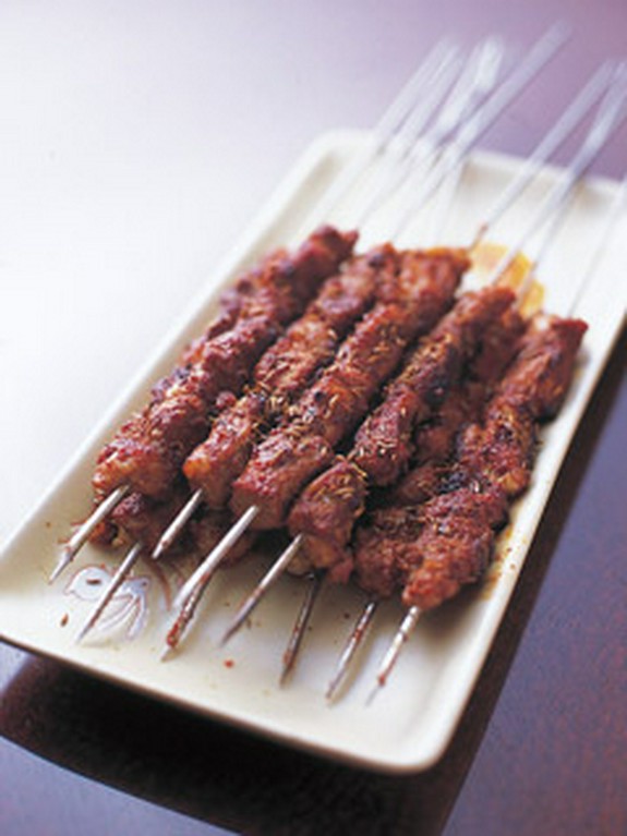 炭火を運び目の前で焼いてくれる羊串、１本150円