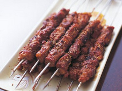 炭火を運び目の前で焼いてくれる羊串、１本150円