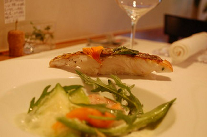 蒸し野菜とカプチーノソースを添えた「真鯛のポワレ」