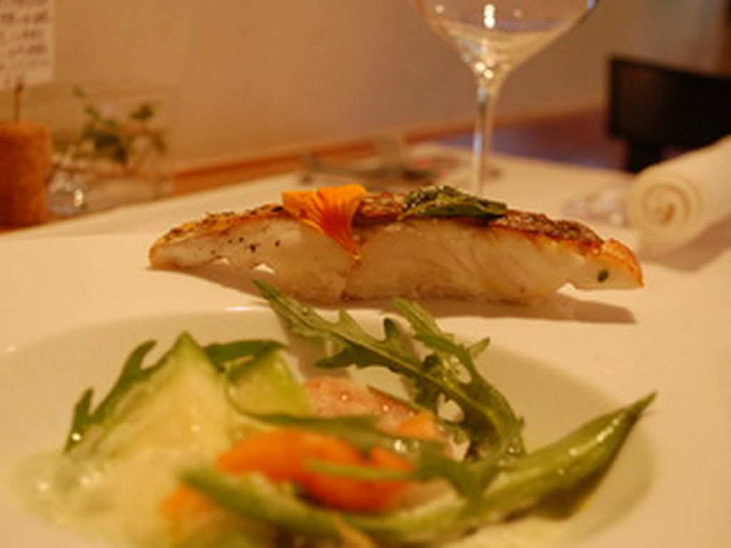 蒸し野菜とカプチーノソースを添えた「真鯛のポワレ」