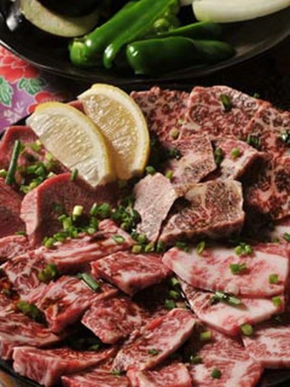 肉、野菜、ホルモン、ライス、ゆしどうふがそろったお得なセット