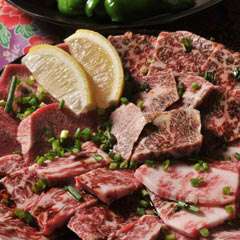 肉、野菜、ホルモン、ライス、ゆしどうふがそろったお得なセット