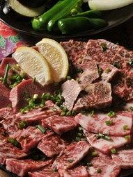 肉、野菜、ホルモン、ライス、ゆしどうふがそろったお得なセット