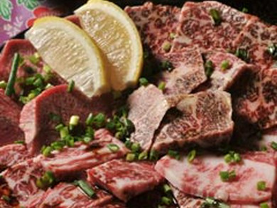 肉、野菜、ホルモン、ライス、ゆしどうふがそろったお得なセット